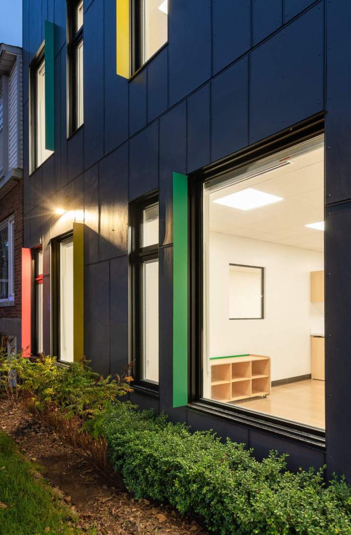 Bardage gris avec lames verticales colorées Montréal