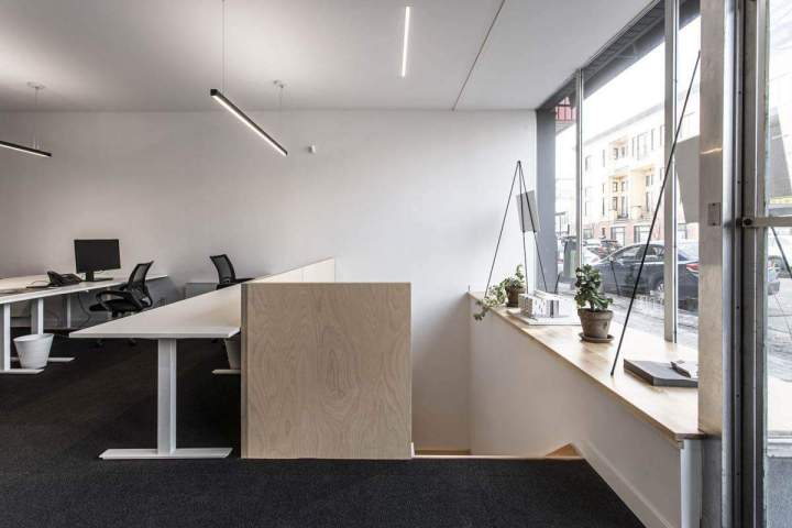 Postes de travail et accès escalier Montréal